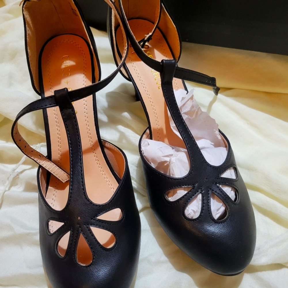 Chase and Chloe Kimmy Teardrop Cut out T-Strap mid heel dress pumps Women's 10